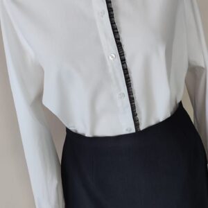 biała bluzka z romantycznymi mini falbankami