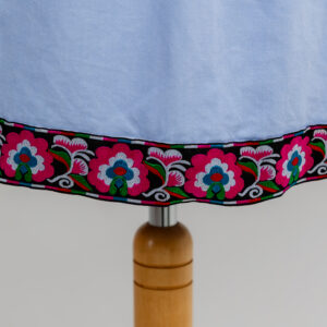 błękitna spódnica z kwiatową inspiracją