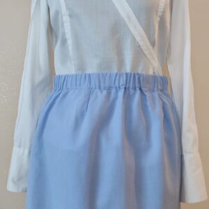 błękitna spódnica z kwiatową inspiracją