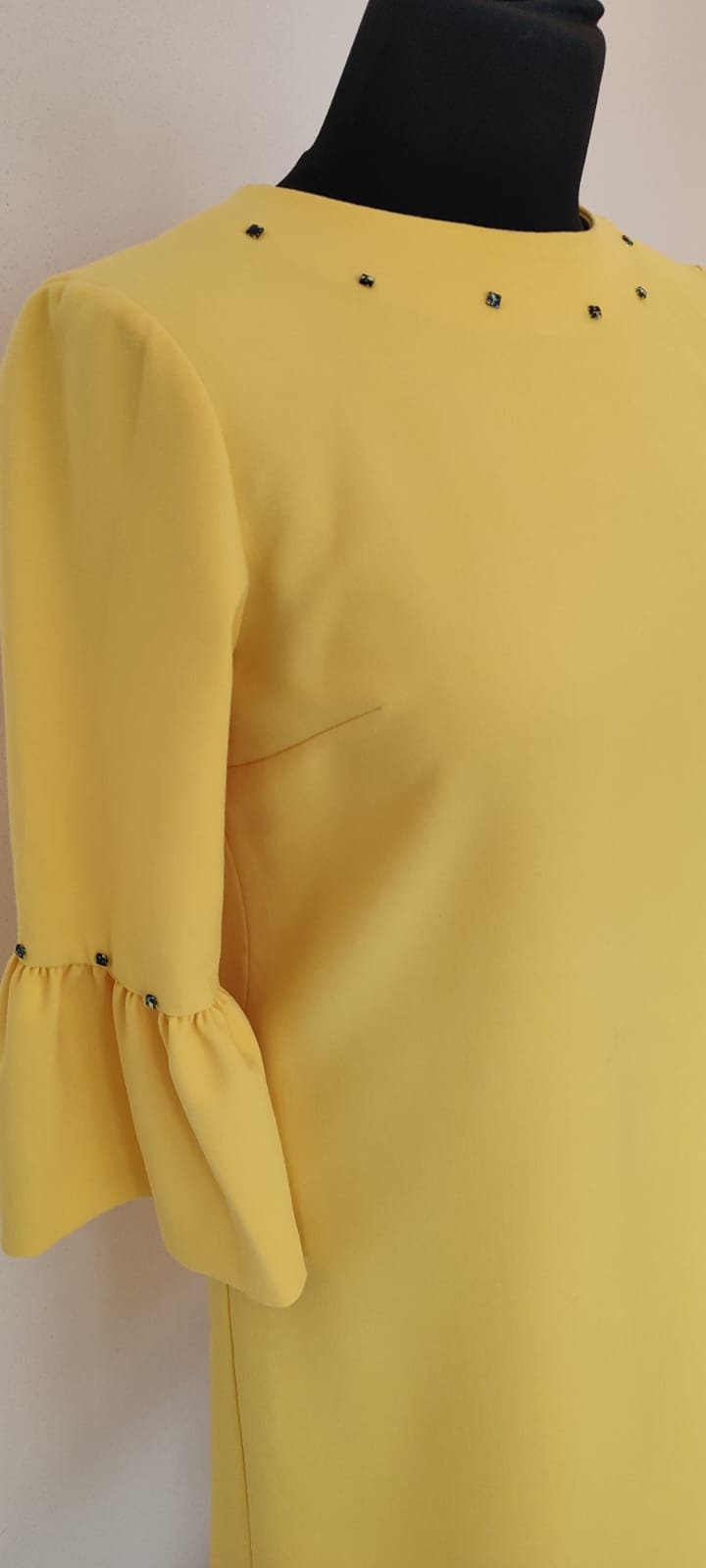 sukienka słoneczna z artystycznymi guzikami sukienka słoneczna z artystycznymi guzikami