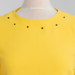 sukienka słoneczna z artystycznymi guzikami