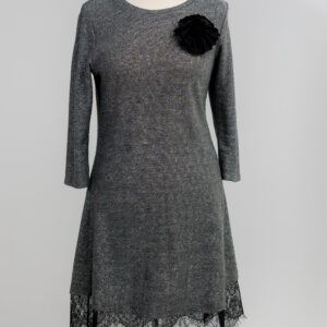 szara brokatowa sukienka z koronkowym rąbkiem